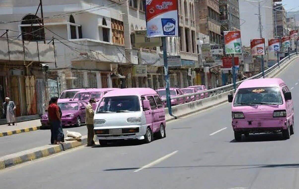 تخصيص حافلات للنساء من قبل الحوثيين يواجه بحملات تهكم وانتقادات