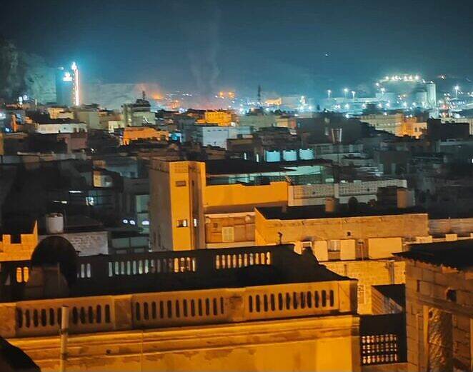 غارات جوية سعودية تستهدف أسلحة وعربات قتالية في ميناء المكلا