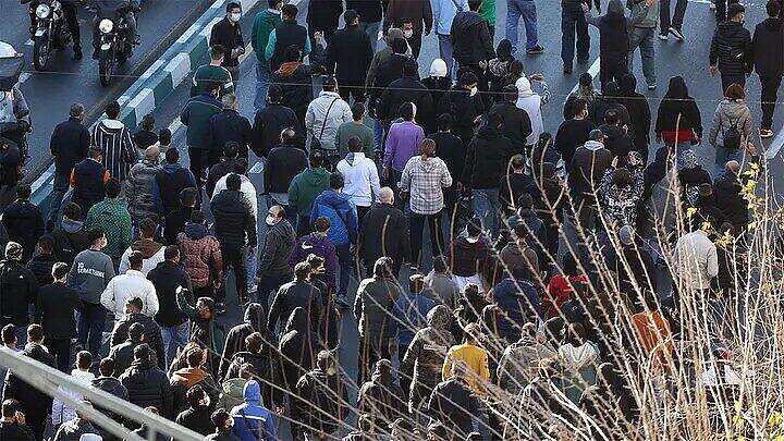 تصاعد الاحتجاجات في أنحاء إيران وقوات الأمن تواجه المتظاهرين في طهران