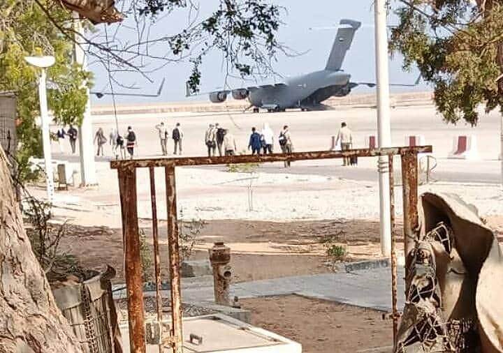 مغادرة ضباط وجنود اماراتيين مطار المكلا على متن طائرة شحن عسكرية