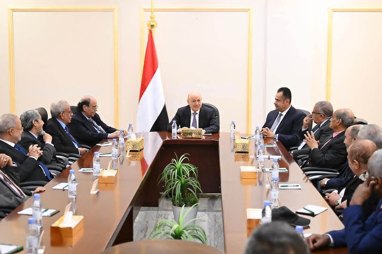 العليمي يؤكد أن قراراته الأخيرة كانت اضطرارية لحماية المدنيين والمركز القانوني للدولة