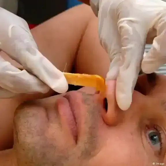 قد يؤدي إلى الموت.. ما مخاطر نتف شعر الأنف؟