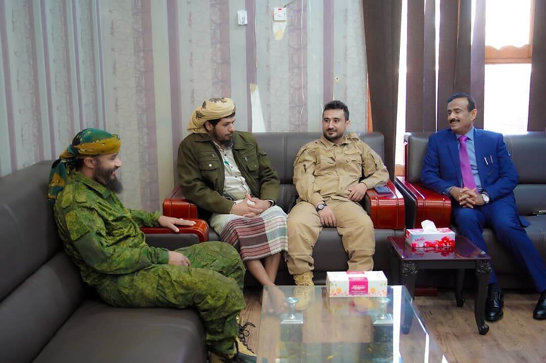 محافظ شبوة يناقش مع قيادات ألوية العمالقة المستجدات الأمنية والعسكرية