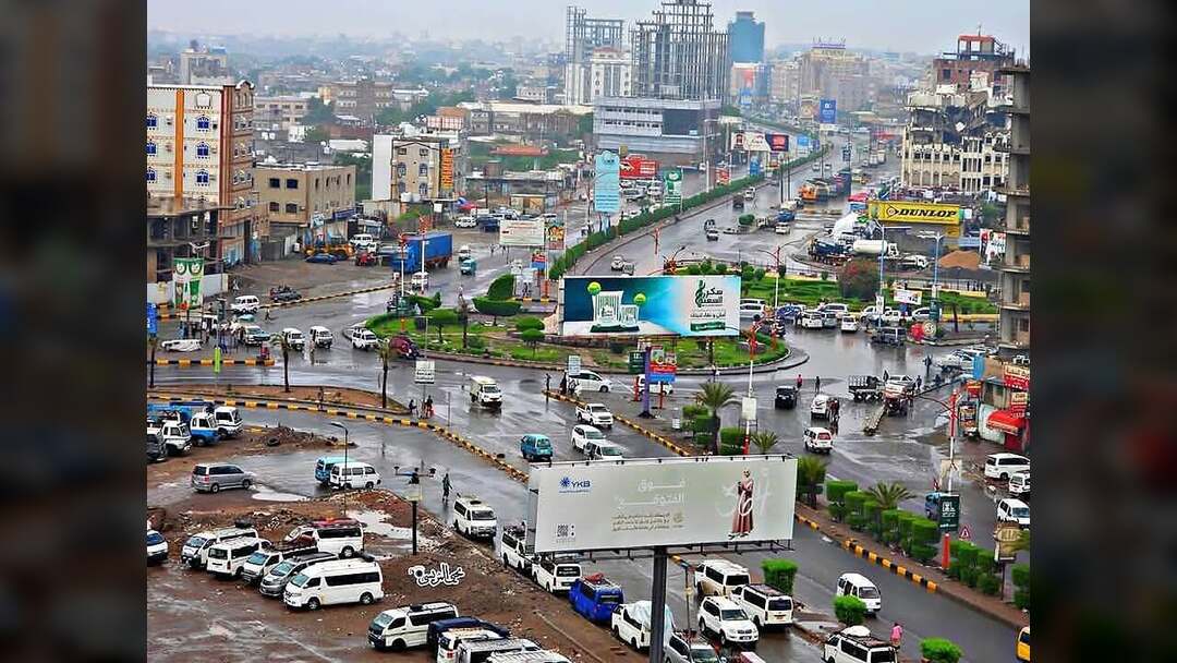 شرطة عدن تطالب مالكي المركبات بإزالة الملصقات والعبارات من زجاج السيارات خلال 10 أيام
