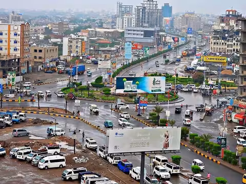 شرطة عدن تطالب مالكي المركبات بإزالة الملصقات والعبارات من زجاج السيارات خلال 10 أيام