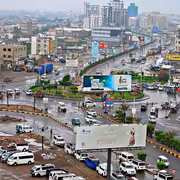 شرطة عدن تطالب مالكي المركبات بإزالة الملصقات والعبارات من زجاج السيارات خلال 10 أيام