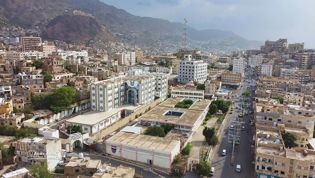 مسلح يقتل تاجراً في تعز ويصيب نجله وشخصين آخرين