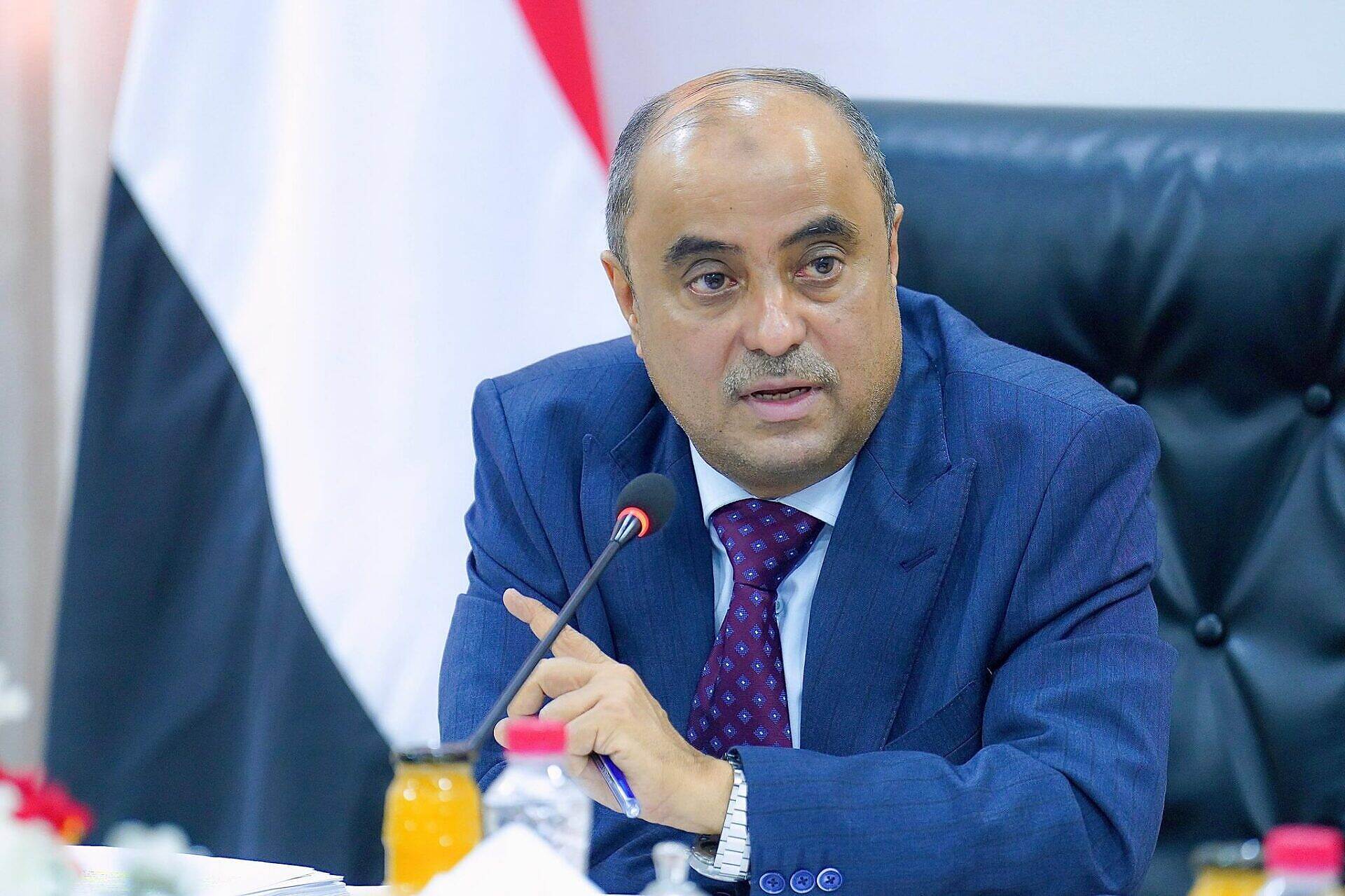 رئيس الحكومة يوجه الوزارات بتطبيع الأوضاع واستئناف الخدمات العامة في حضرموت