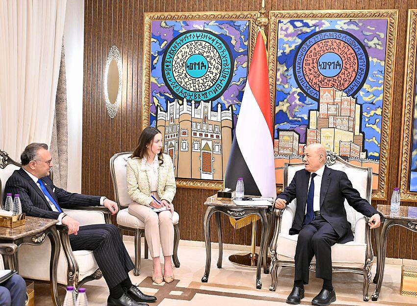 العليمي يطلع مستشار ترامب على قرار إنهاء التواجد الإماراتي وتداعيات قرارات الانتقالي الجنوبي