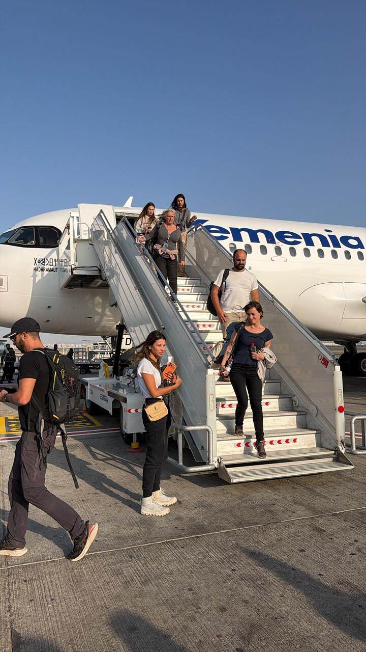 الحكومة اليمنية تؤكد وصول أول رحلة جوية من جزيرة سقطرى إلى مدينة جدة