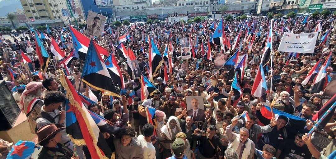 توافد آلاف المؤيدين للمجلس الانتقالي الجنوبي إلى ساحة العروض في عدن