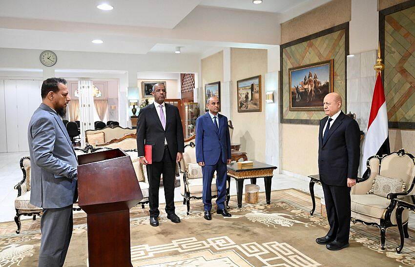 محافظ عدن الجديد يؤدي اليمين الدستورية.. والعليمي يؤكد أهمية تطبيع الأوضاع وتثبيت الأمن والاستقرار