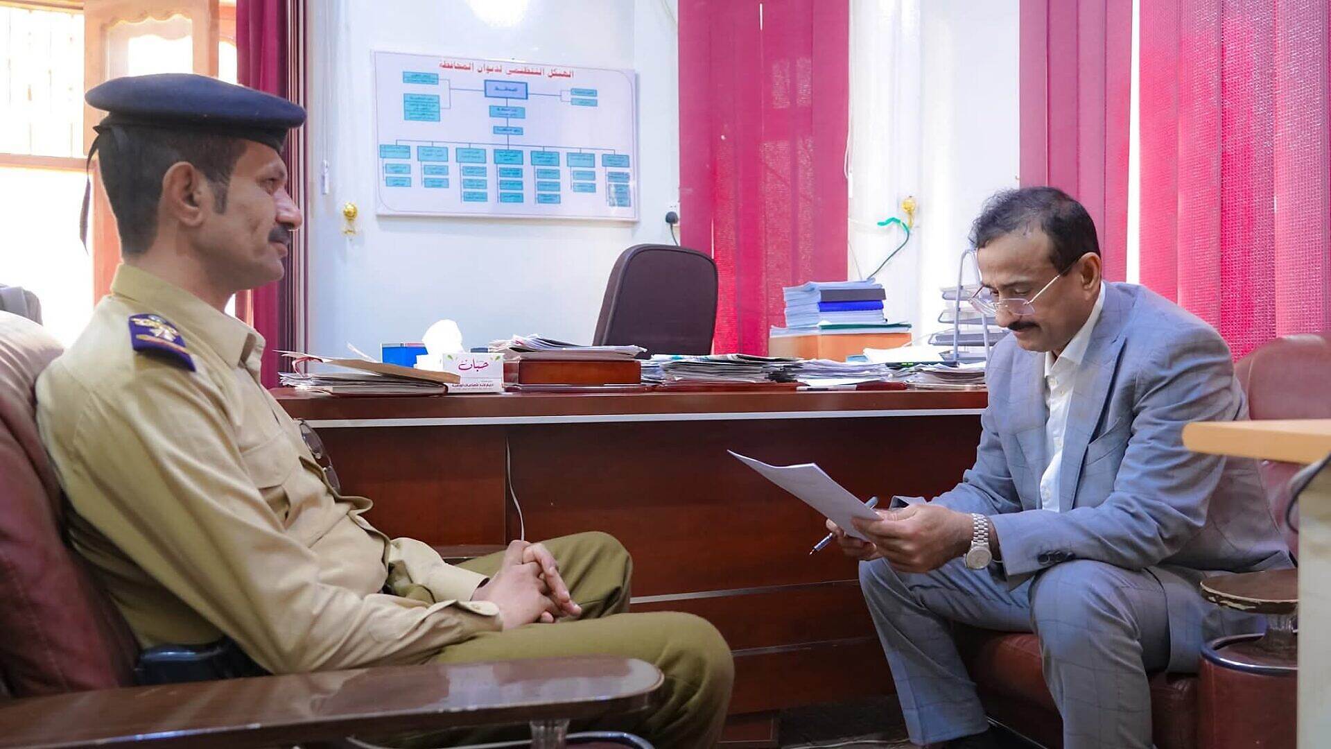 محافظ شبوة يطلع من مدير فرع مصلحة الجوازات على الانجازات والخدمات المقدمة للمواطنين