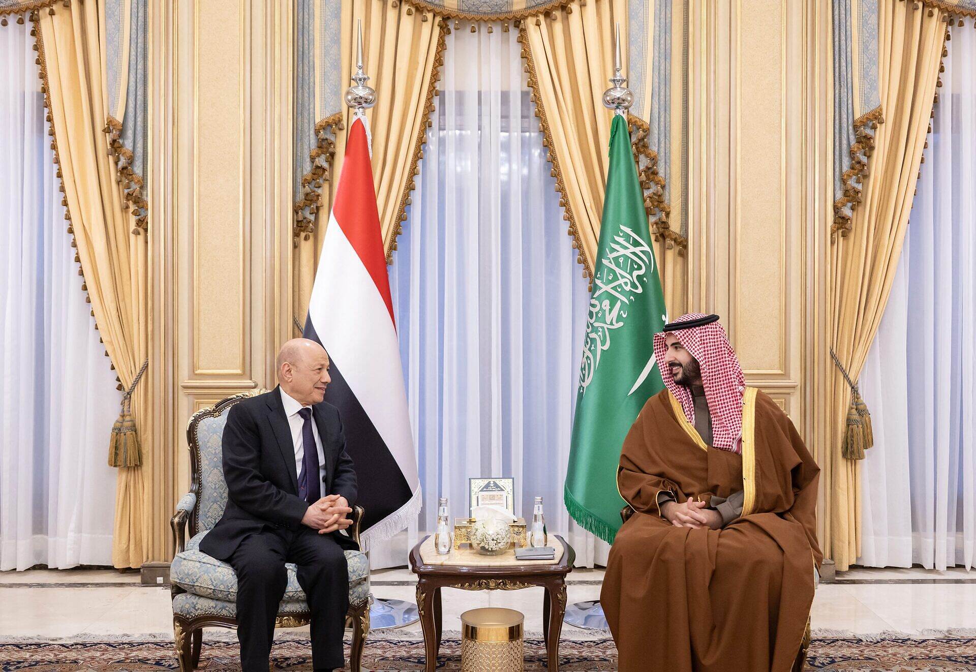 وزير الدفاع السعودي والرئيس العليمي يناقشان جهود إنهاء الأزمة اليمنية ومعالجة القضية الجنوبية