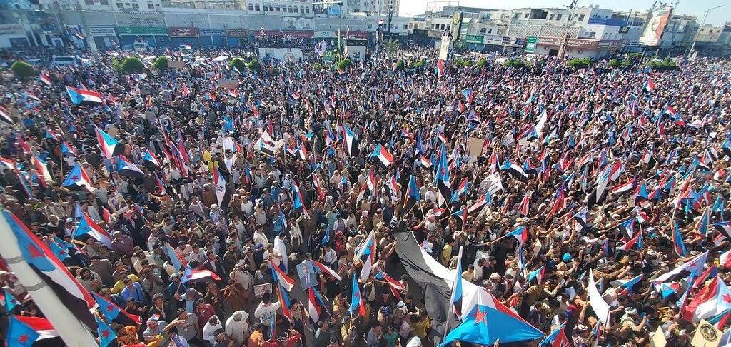 احتشاد الآلاف من المؤيدين للمجلس الانتقالي والبحسني يطالب بالعودة لشرعية الشعب