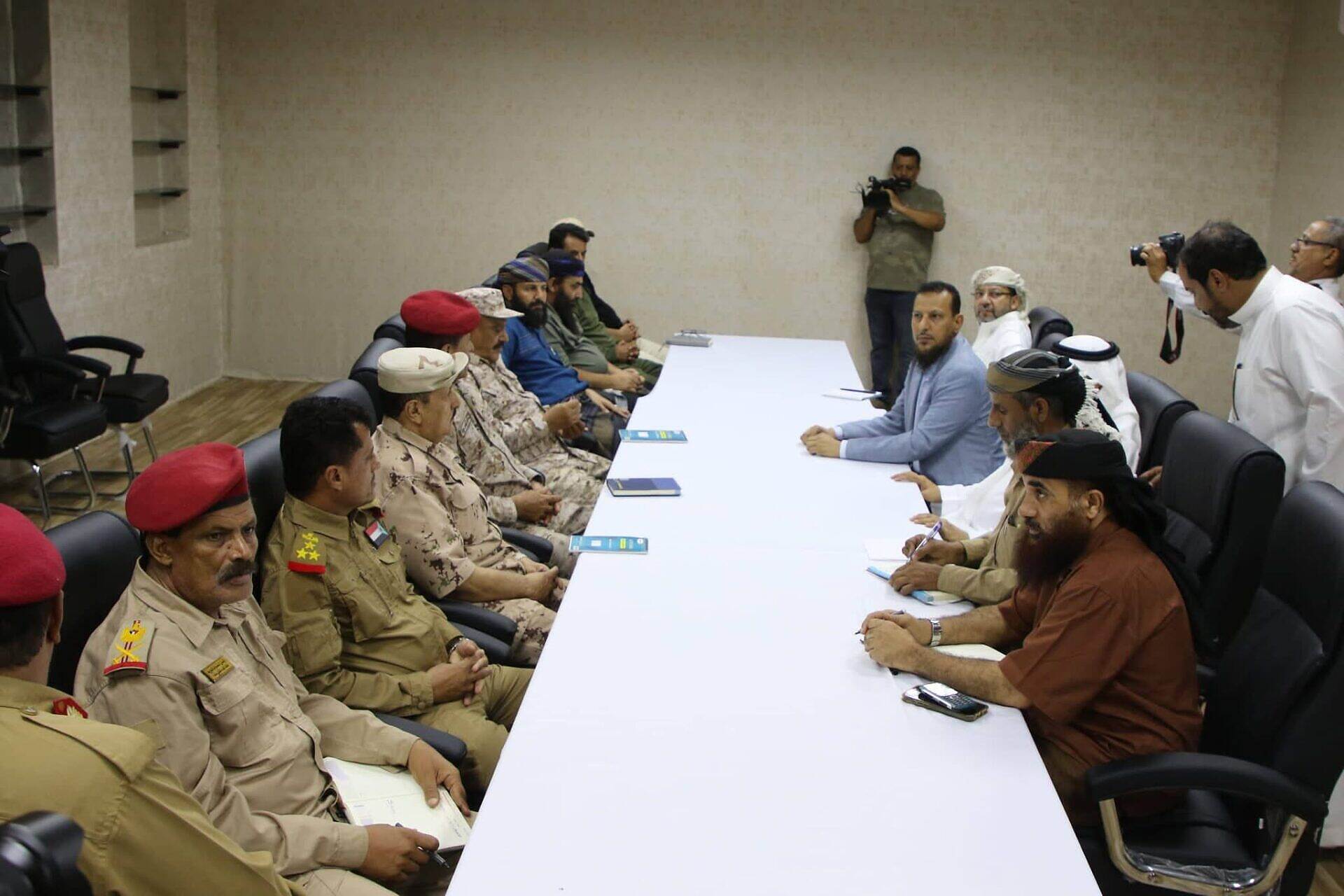 السلطة المحلية والقوات المشتركة تحسم ملف المعسكرات داخل عدن