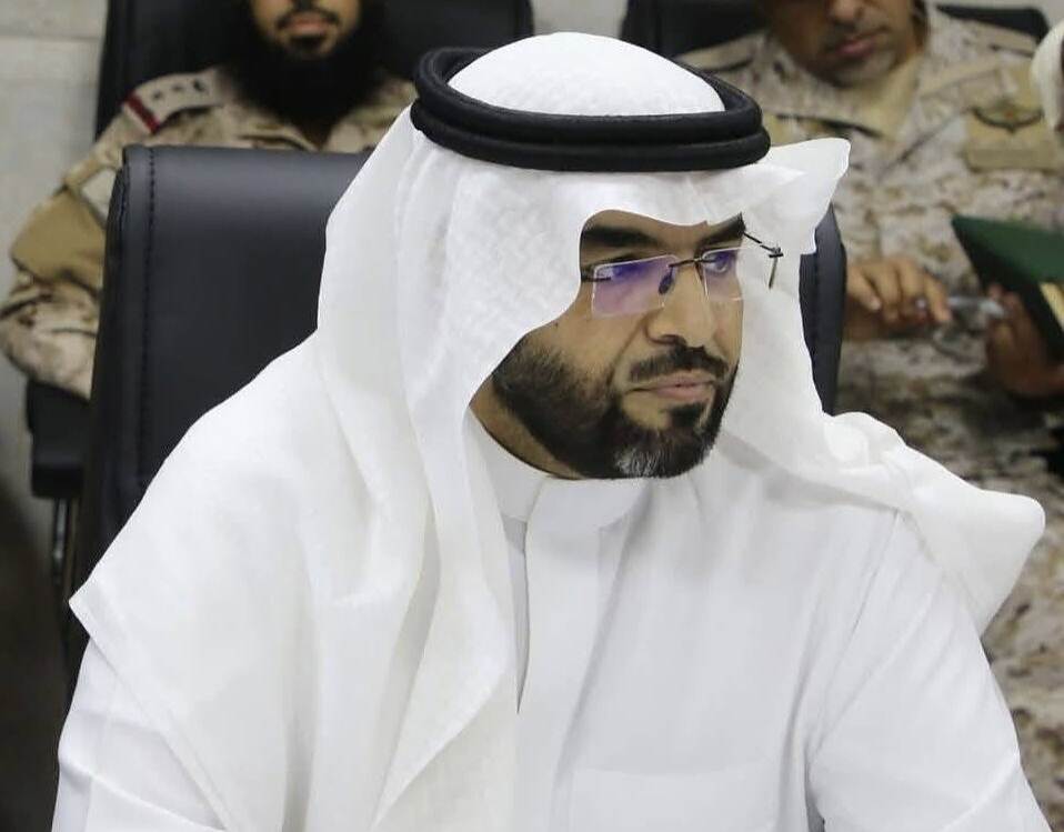 مستشار قائد القوات المشتركة يعد بتحويل المواقع العسكرية في عدن إلى منشآت مدنية