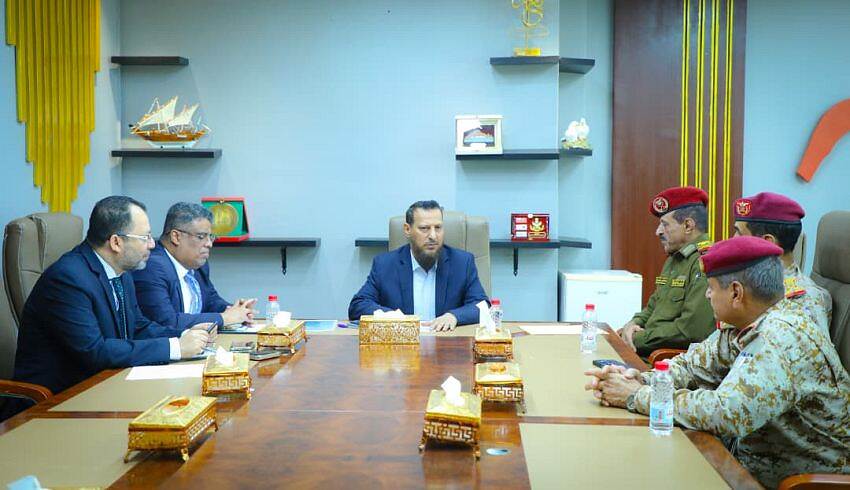 محافظ عدن يؤكد أهمية الالتزام بالجدول الزمني لإعادة تموضع القوات العسكرية خارج عدن