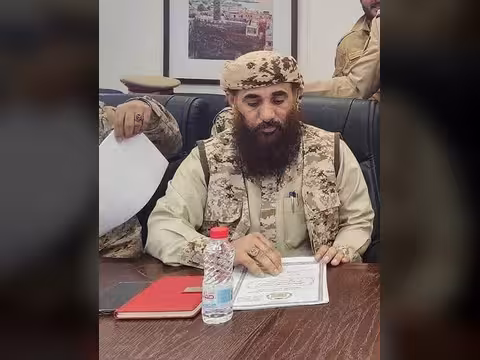 الرئيس العليمي يصدر قراراً بتعيين حمدي شكري قائدًا للمنطقة العسكرية الرابعة.