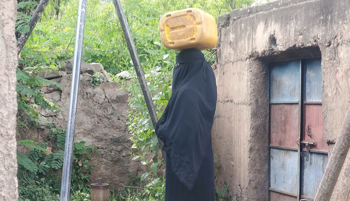 انقطاع الماء في مدينة تعز عبء جديد على كاهل النساء.