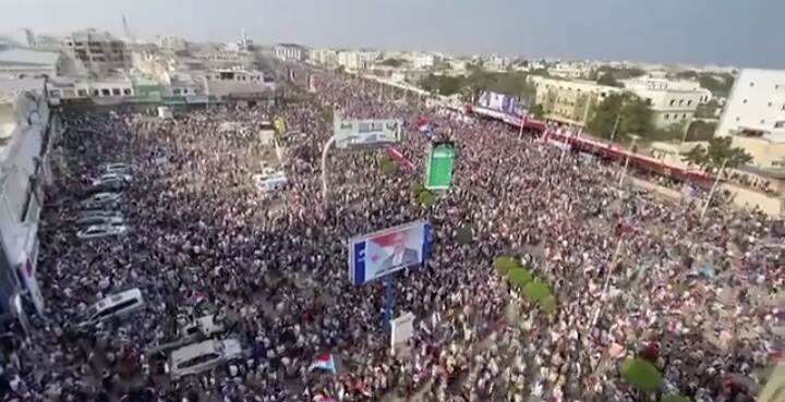عشرات آلاف المتظاهرين في عدن داعماً للقضية الجنوبية والإنتقالي