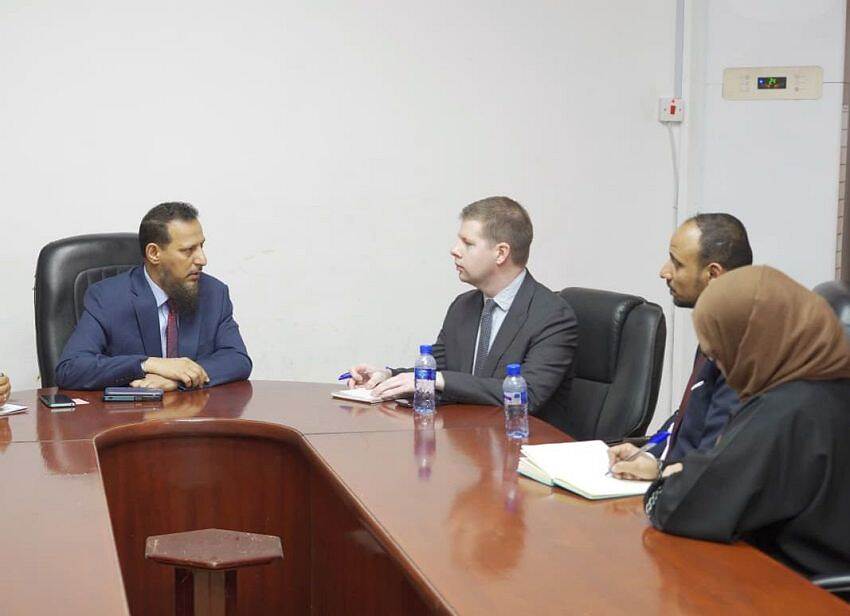 محافظ عدن يستعرض مع مدير المبعوث الدولي خطط اعادة تموضع القوات العسكرية خارج عدن