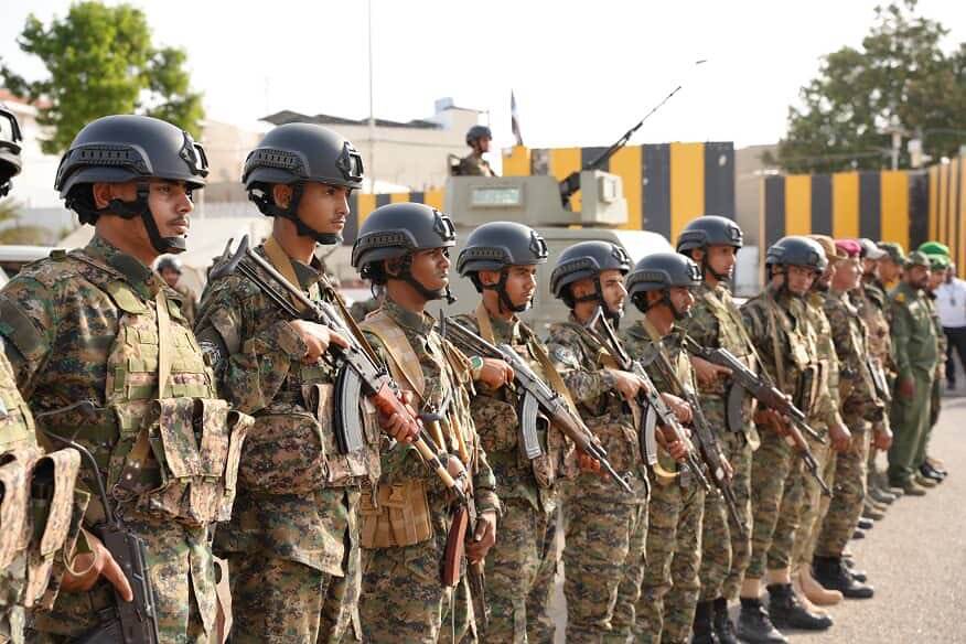 قوات العمالقة تنفذ المرحلة الثانية من إعادة الانتشار بتسليم حي السفارات وساحة العروض