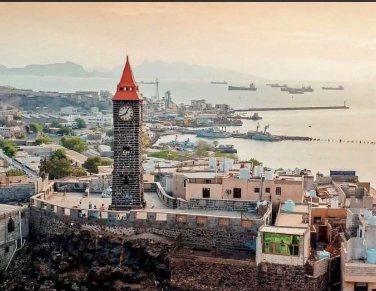 قوات العمالقة تغلق مقر الجمعية الوطنية للمجلس الانتقالي في عدن