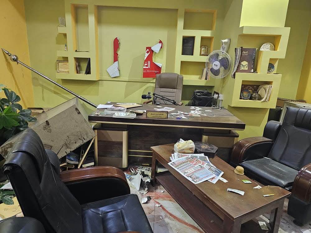 رئيس الحكومة يوجه بفتح تحقيق لحادثة اقتحام مقر صحيفة "عدن الغد".