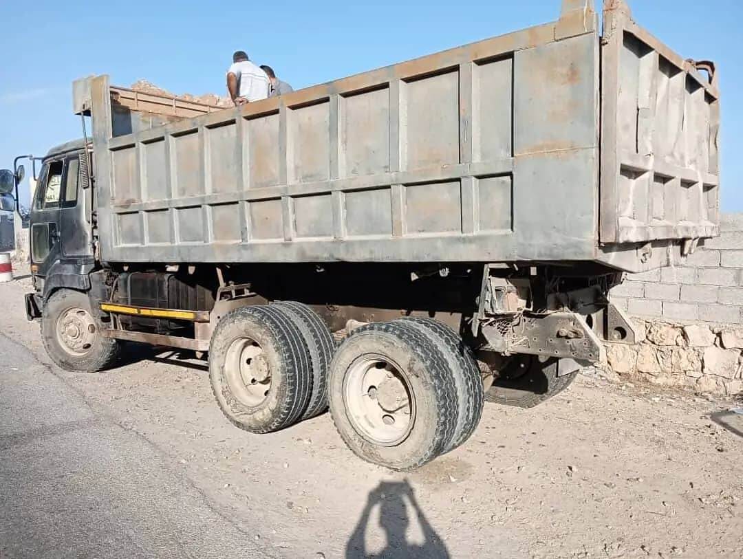 نقطة الحمراء الأمنية في المكلا توقف شاحنة محمّلة بأحجار معدنية