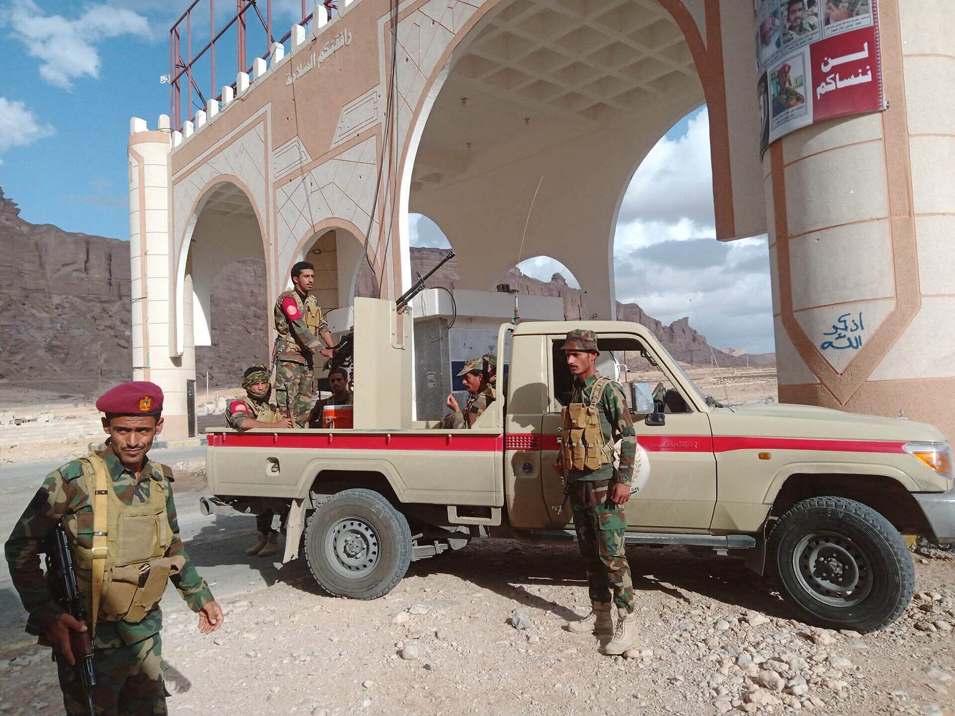 محاولات اقتحام مبنى السلطة المحلية في شبوة تسفر عن إصابات إثر مواجهات مع قوات الأمن