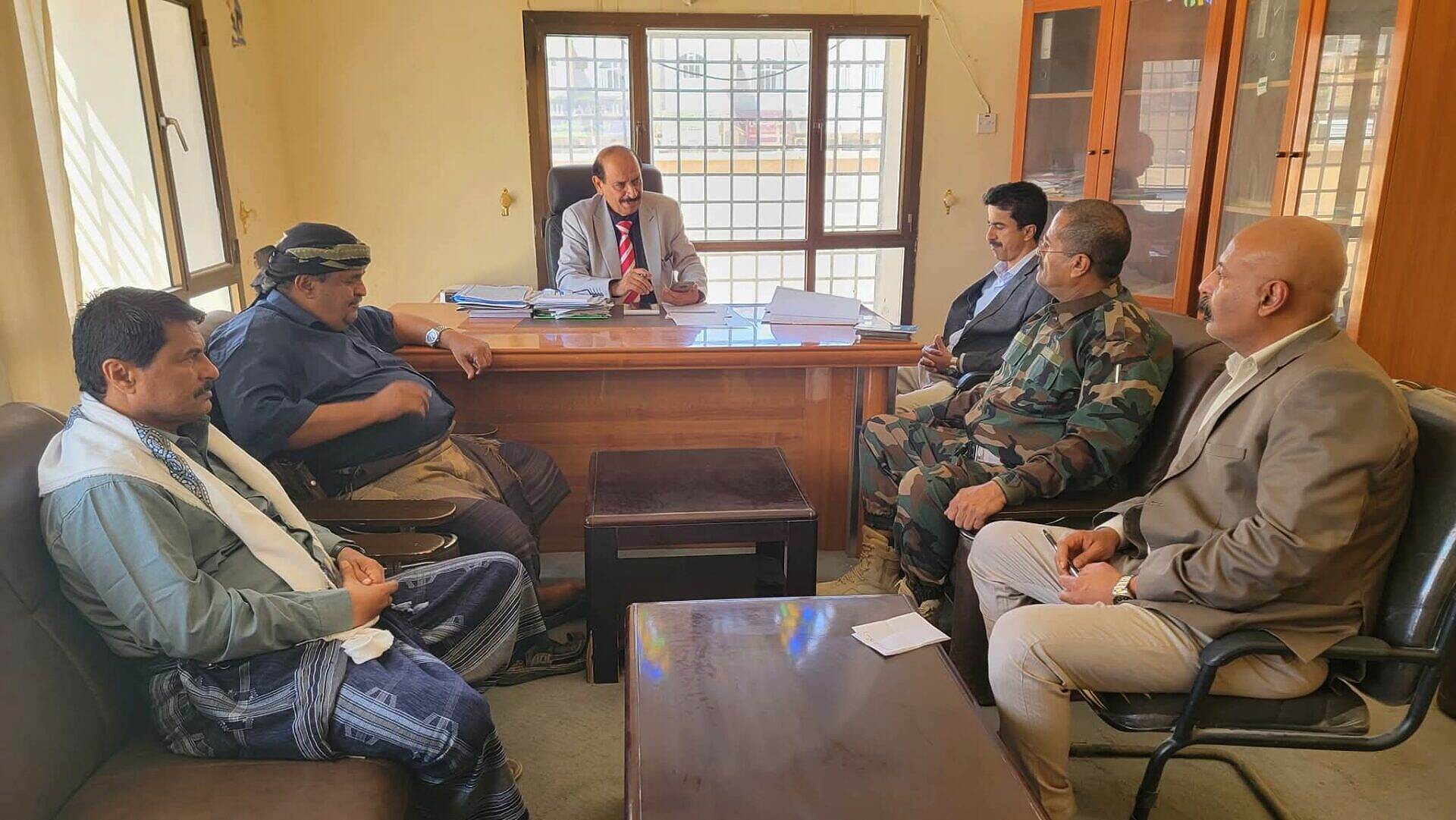 لجنة التحقيق في أحداث ديوان المحافظة بمدينة عتق تعقد اجتماعها الأول وتقر آلية عملها