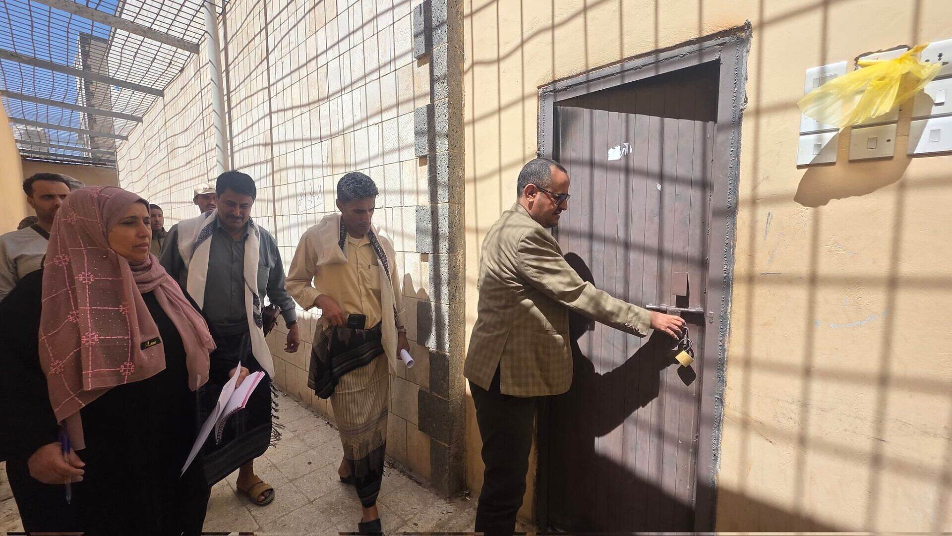 اللجنة الوطنية للتحقيق تطّلع على أوضاع سجن البحث الجنائي ومراكز الاحتجاز في شبوة