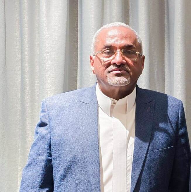 وزير الإدارة المحلية يوجّه بوقف الجبايات غير القانونية في المحافظات