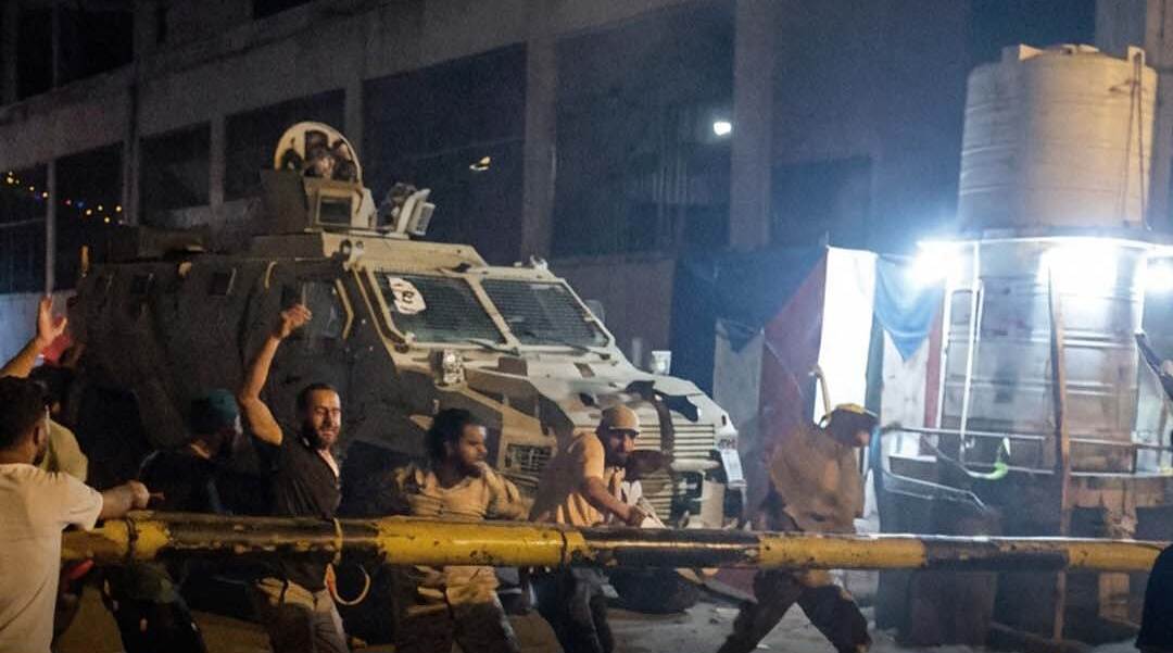 قوات عسكرية من العمالقة ودرع الوطن تفشل محاولة اقتحام لمنطقة المعاشيق في عدن