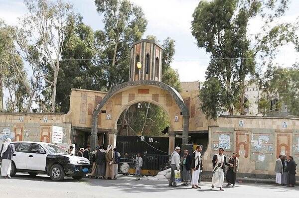 الحوثيون يعيّنون مشرفاً أمام منزل حمير الأحمر ويضعون أجهزة لمراقبته