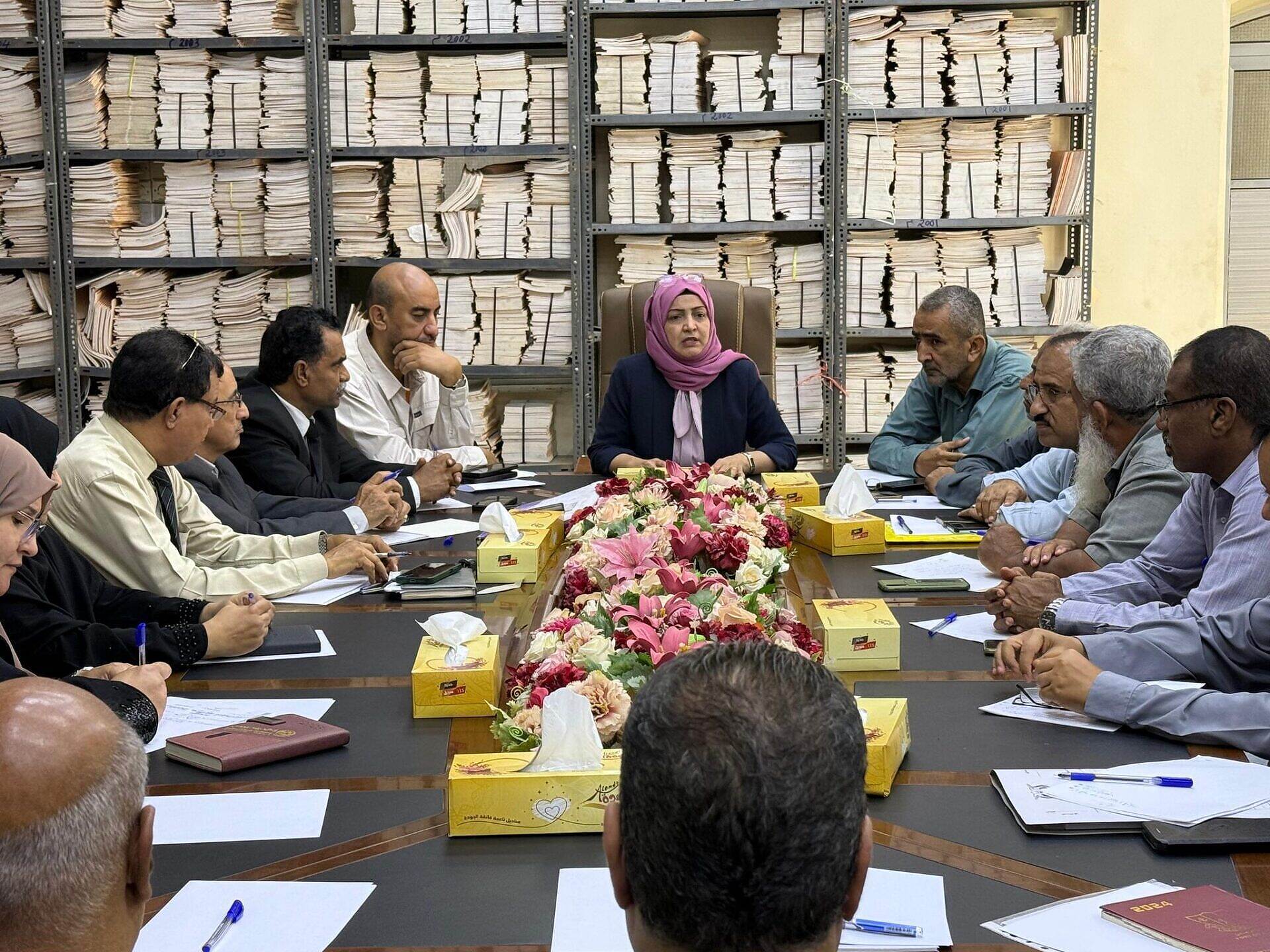 وزيرة الشؤون القانونية تعقد اجتماع مع 32 من مديري الدوائر القانونية
