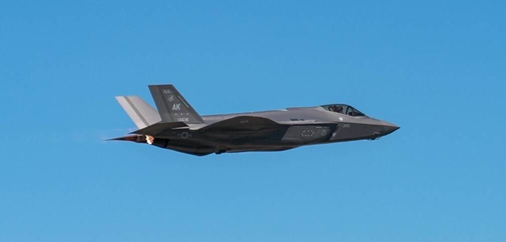 طائرات F-22 أمريكية إضافية تتجه إلى إسرائيل وسط استعدادات لهجوم محتمل على إيران