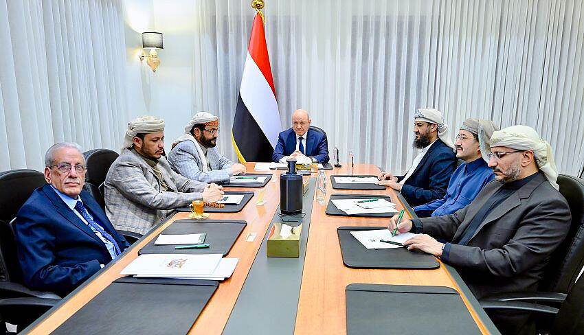 المجلس الرئاسي يناقش خطط تنفيذ برنامج عمل الحكومة وأولوياتها للمرحلة المقبلة