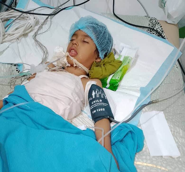 خطأ طبي في استئصال اللوزتين يفاقم حالة الطفلة "حلا" ومستشفى التعاون تمنع عنها الأدوية