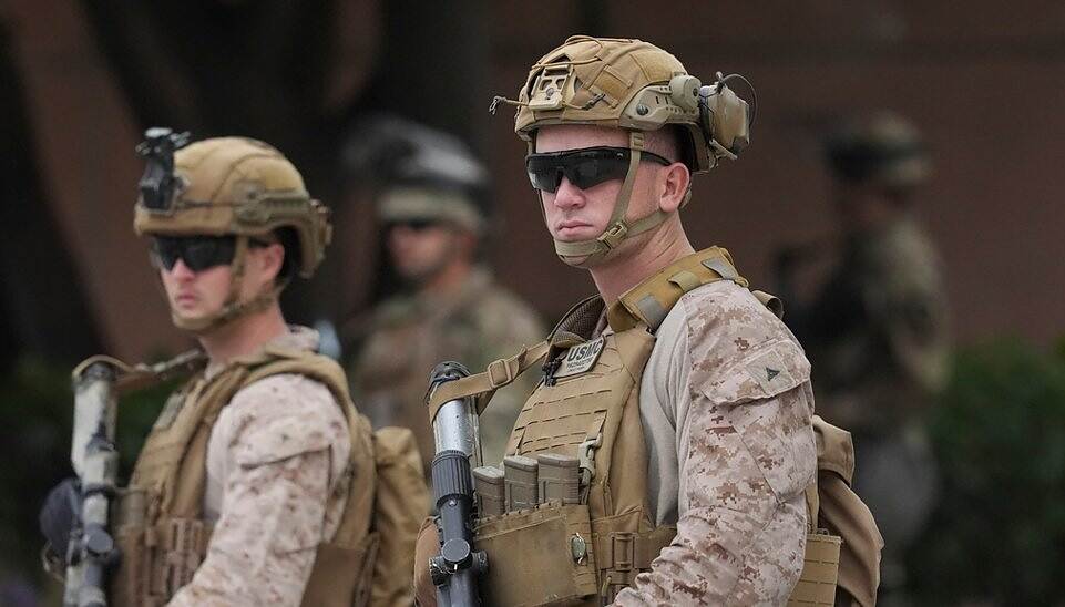 الولايات المتحدة تدفع بآلاف من مشاة البحرية إلى الشرق الأوسط.