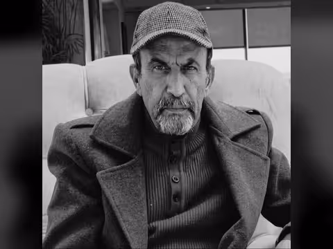 وفاة الاعلامي علي العصري أشهر المعلقين الرياضيين اليمنيين