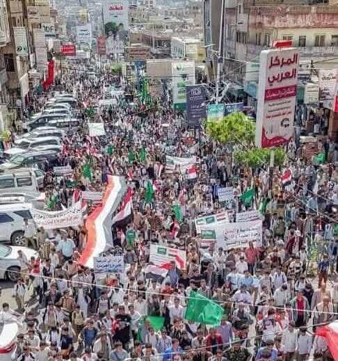 عشرات الآلاف يتظاهرون في تعز تضامنًا مع السعودية ودول الخليج مع استمرار الاعتداء الإيراني.