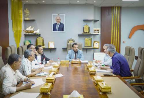 محافظ عدن يوجه بتنفيذ مسح ميداني عاجل للمباني الآيلة للسقوط في مديرية المعلا