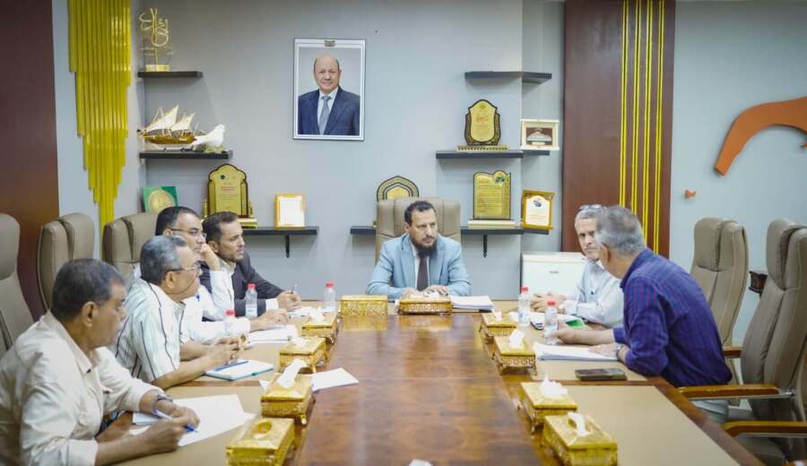 محافظ عدن يوجه بتنفيذ مسح ميداني عاجل للمباني الآيلة للسقوط في مديرية المعلا