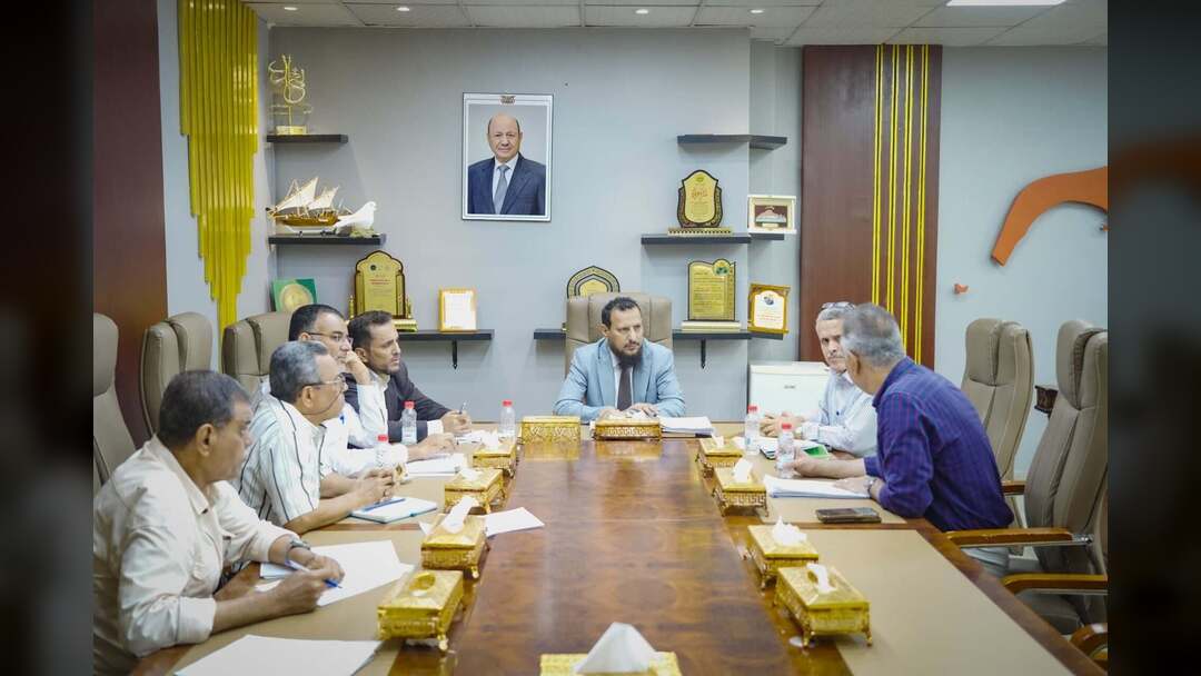 محافظ عدن يوجه بتنفيذ مسح ميداني عاجل للمباني الآيلة للسقوط في مديرية المعلا