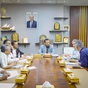 محافظ عدن يوجه بتنفيذ مسح ميداني عاجل للمباني الآيلة للسقوط في مديرية المعلا