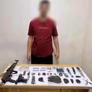 مكافحة المخدرات في عدن تضبط مروجاً للحشيش في المنطقة التقنية