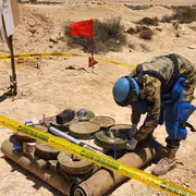 مشروع مسام يتلف 1,696 قطعة من المخلفات الحربية في مديرية غيل بن يمين