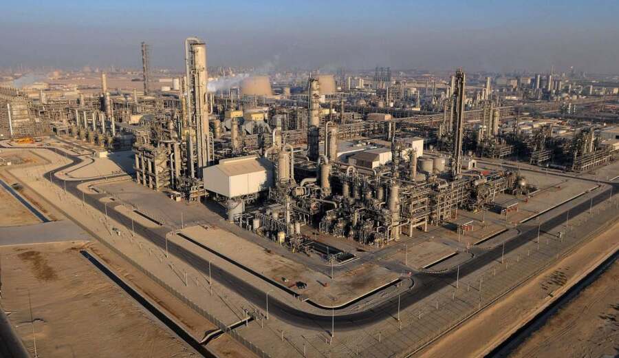 هجمات صاروخية إيرانية تتسبب بتوقف عدد من منشآت الطاقة السعودية